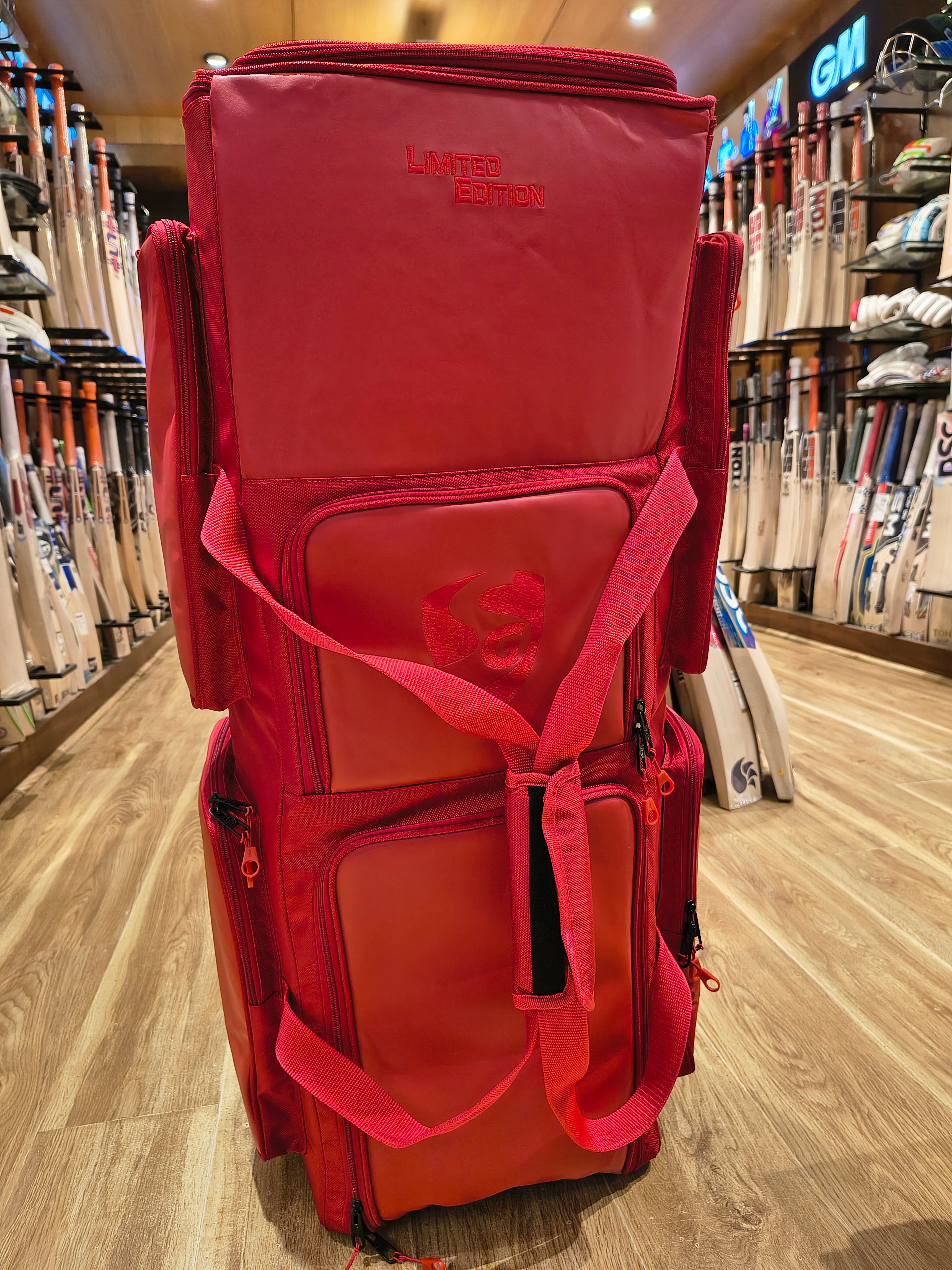 SG 22 YARDS TRUNK LIMITED EDITION WHEELIE KITBAG